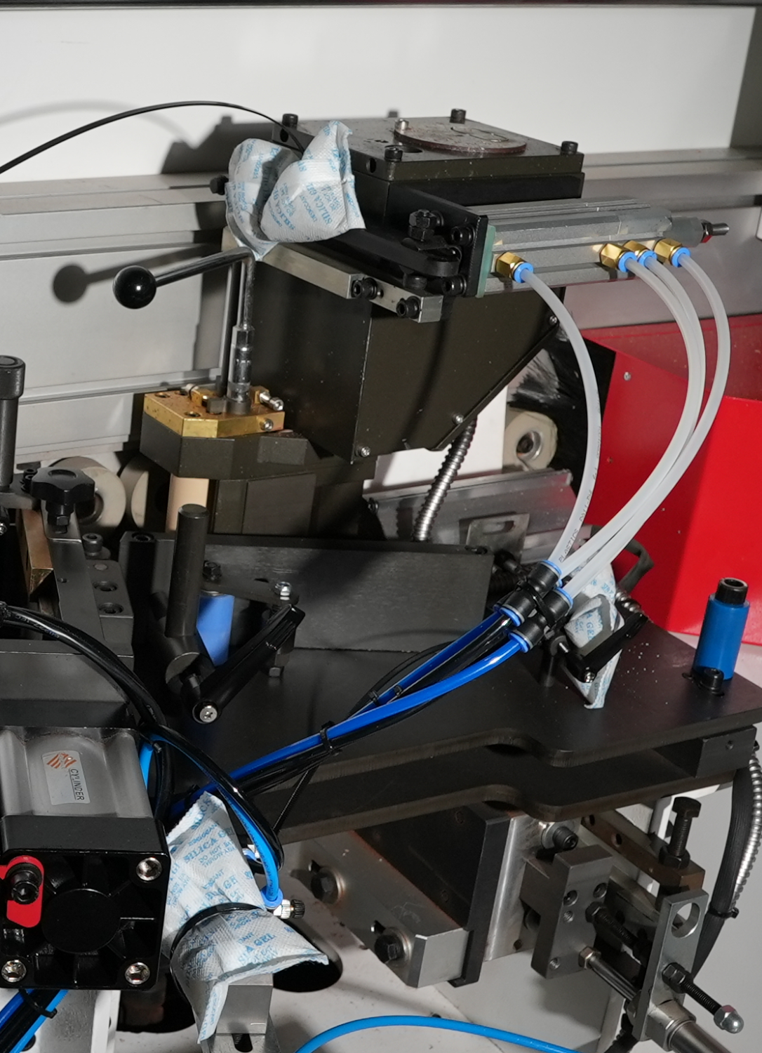 ADVANTAGE 5000RF SERVO  Верхняя Клеевая ванна - взамен стандартной клеевой ванны  Позволяет производить быструю смену типа или цвета применяемого клея  Эта клеевая ванна поставляется взамен устанавливаемой в стандартной конфигурации  Специальная к...