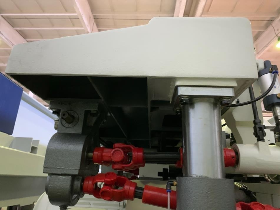 QUADRO 421 BIG  Литая траверса  Массивная литая траверса, на которой закреплены редукторы, ролики и другие механизмы, исключает возникновение вибраций в процессе обработки бруса  Установлена на направляющих увеличенного сечения 