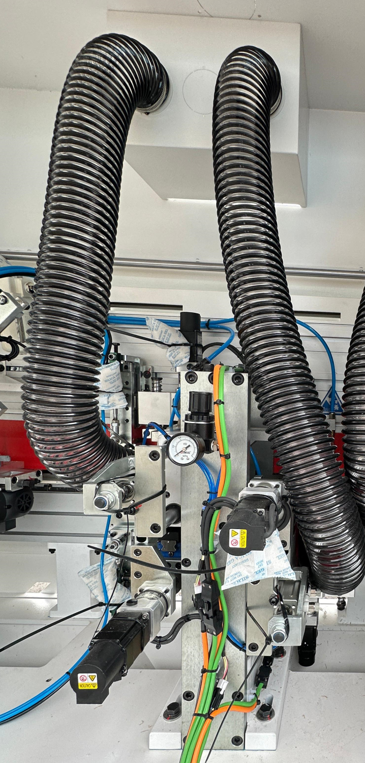 ALTESA SUPERSET NC 5650RF SERVO  Узел радиусной цикли на SERVO Удаляет следы, оставленные фрезой для снятия свесов, делает края гладкими и ровными, придает кромке радиусную форму