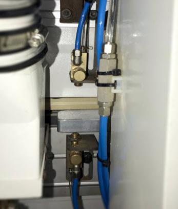 ALTESA SUPERSET NC 5650RF SERVO  Нанесение антиадгезионной жидкости Распыление антиадгезионной жидкости после предварительного фрезерования позволяет эффективно предотвратить избыточное нанесение горячего расплава во время процесса кромкооблицовки...