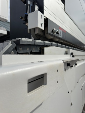 ALTESA ADVANTAGE 5000F EVO  Система подачи Система подачи С нижней стороны сегментированный цепной транспортёр с прорезиненными башмаками  С верхней части холостые не приводные, гладкие, прорезиненные ролики, расположенные в 2 ряда  Позволяют пода...