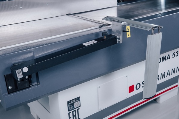 OSTERMANN DMA 41L  Защитное ограждение  Запатентованная складывающаяся пополам защита ножевого вала от итальянской компании CPS  Обеспечивает безопасность работы оператора на станке  Выполнено в соответствии с нормами СЕ 