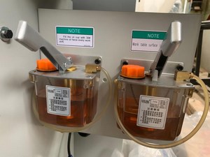 QUADRO 412 GH  Смазка узлов  На стол в ручном режиме подается смазка через с помощью насоса  Смазка необходима для снижения усилия на систему подачи, повышение качества заготовок за счет исключения налипания смолы и стружки 