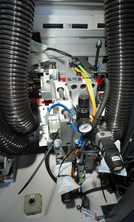 ALTESA SUPERSET NC 5650RF SERVO  Фрезерный узел TEKNOMOTOR (Италия) для снятия свес  ALTESA SUPERSET NC 5650RF SERVO ов кромки на SERVO Используется высокочастотный и высокоскоростной двигатель для снятия излишков кромочного материала сверху и снизу