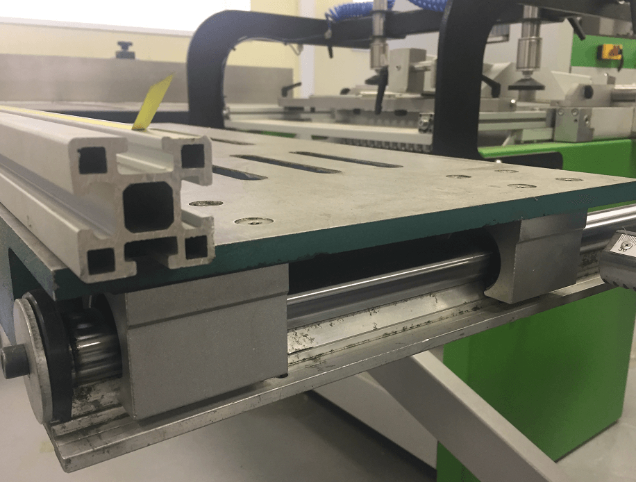 EcoWood S 350  Крепление каретки  Перемещение по направляющей в двух линейных подшипниках обеспечивает плавность хода и жесткость конструкции 