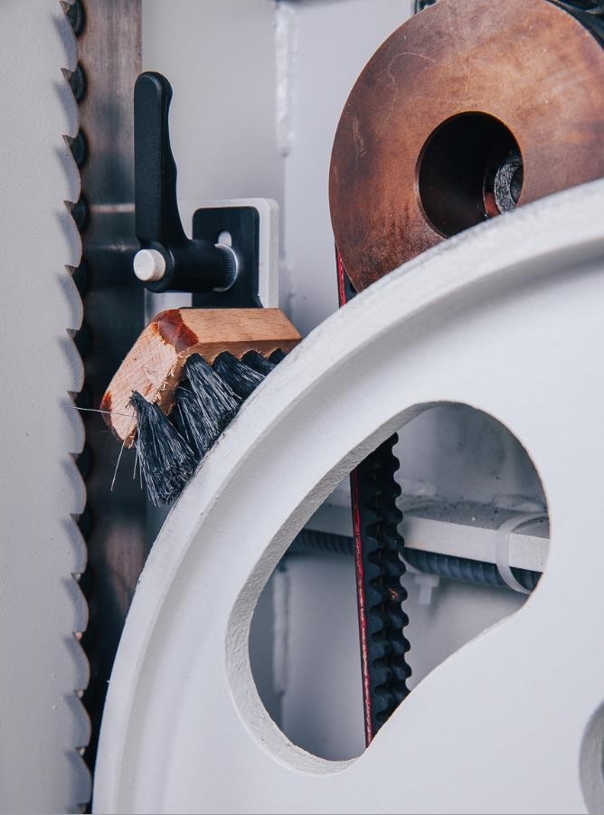 OSTERMANN BS 40  Очистка шкивов  На нижнем шкиве специальная щетка убирает пыль, опилки с поверхности шкива  Предотвращается соскок пильного полотна из-за попадания под него грязи 