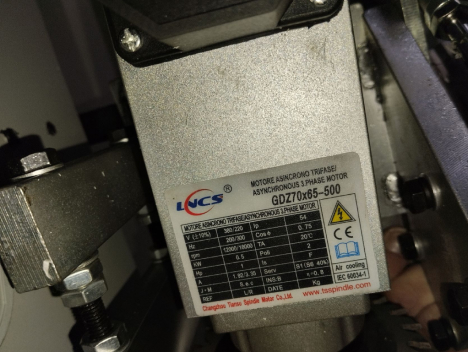 DM-415 
  Промышленные инженерные решения в компоновке станка  
 Высокооборотистые двигатели увеличенной мощности для фрезерного и торцовочного агрегатов  

