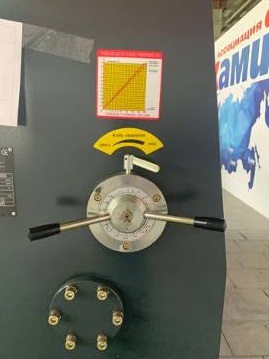 IRONMAC SB-K 16x2500  Механизм установки зазора  Механизм установки зазора между ножами, позволяет оперативно установить требуемый зазор для получения оптимальных режимов резания 