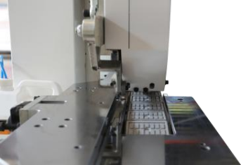 ALTESA SUPERSET NC 5650RF SERVO  Безопасность Предотвращение неправильного размещения заготовки, чтобы избежать повреждения машины  Предотвращение прижатия рук во избежание травм оператора во время производства