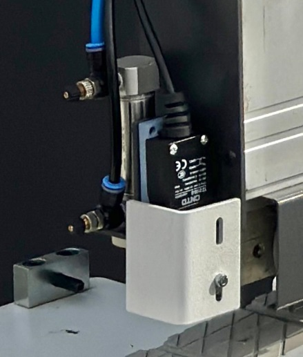 ADVANTAGE 5000RF SERVO  Система защиты На входе станка установлена двойная система защиты от неправильных действий оператора: Автоматический ограничитель интервала подачи деталей в зону обработки (позволяет защитить несвоевременное срабатывание уз...