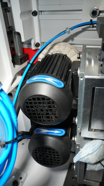ALTESA SUPERSET NC 5650RF SERVO  Узел полировки Удаляет излишки клея, делает кромочную ленту более гладкой и чистой