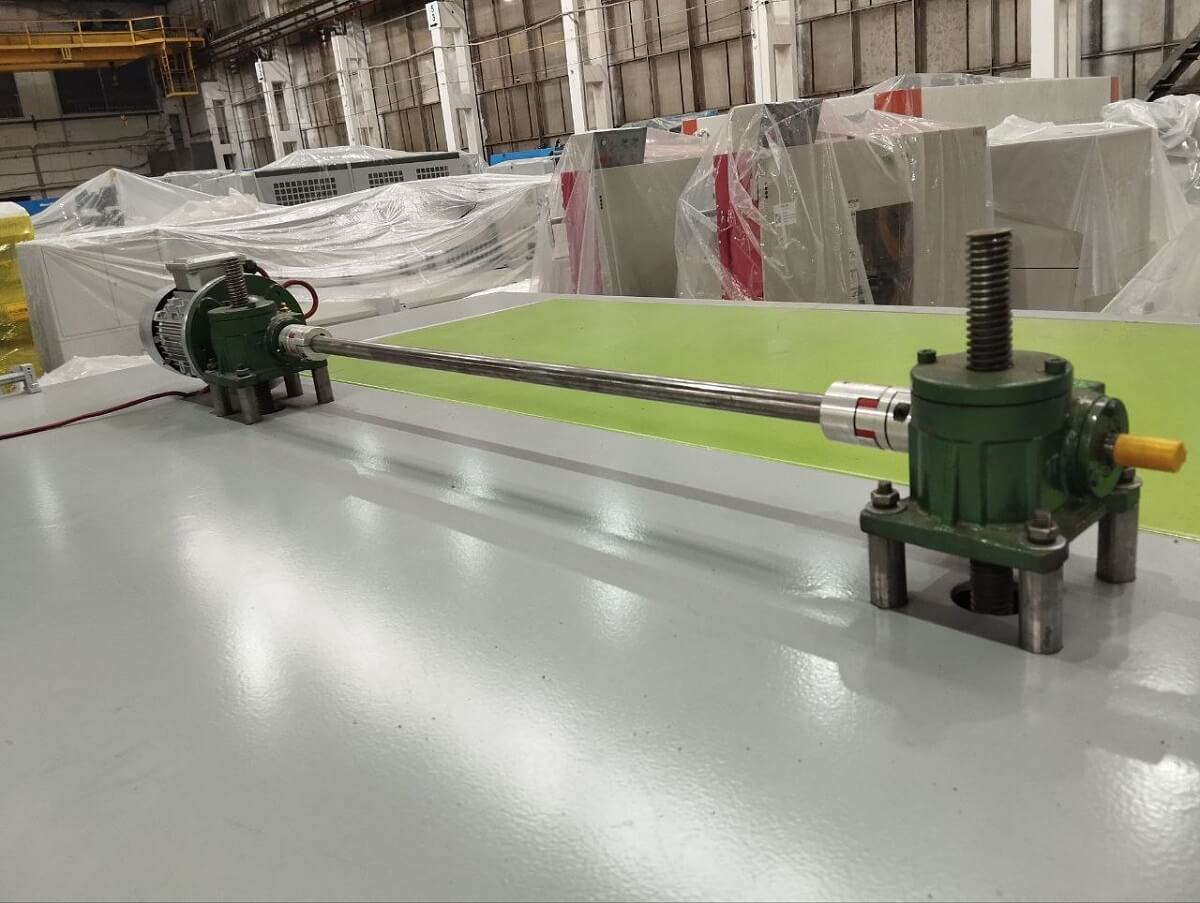 EcoWood MS-220  Настройка прижимных рябух по высоте  Электромеханический подъем и опускание прижимных вальцов обеспечивает точность и быстроту регулировки высоты прижимных вальцов в зависимости от толщины лафета 