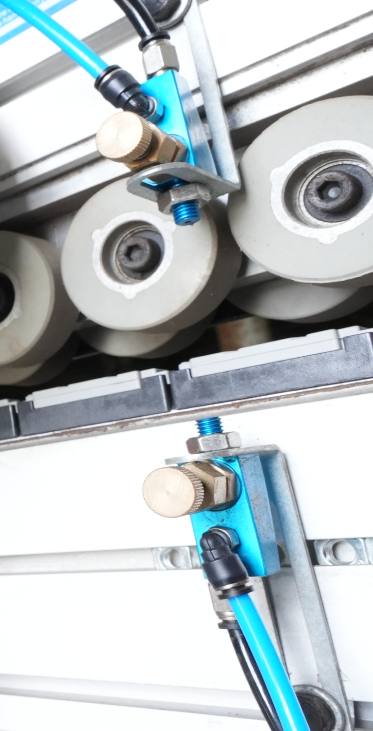 ADVANTAGE 5000RF SERVO  Узел подачи очистительной жидкости Удаляет возможные загрязнения и помогает лучше обработать деталь в зоне полировки 